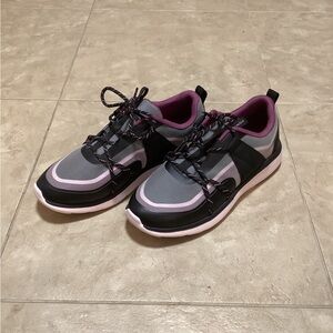 NWOT Vionic Women's Austyn Sneakers, Size 9